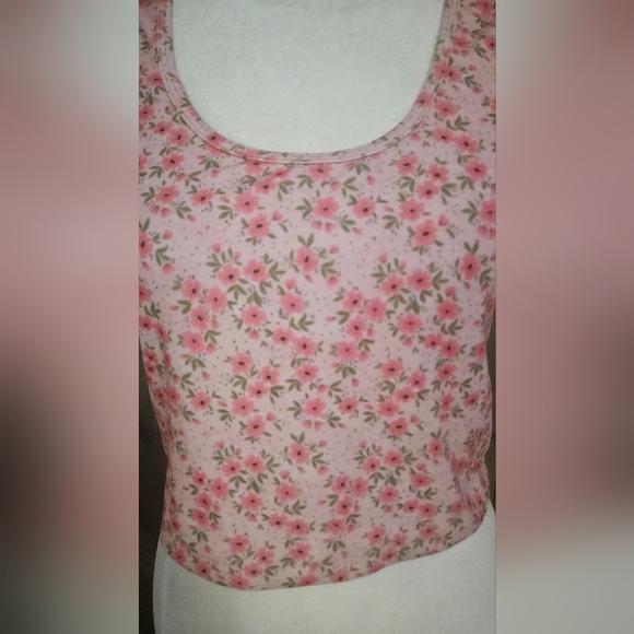 EVOLUTION and CREATION Strawberry Shortcake Compression Crop Top. Size M - Picture 8 of 10